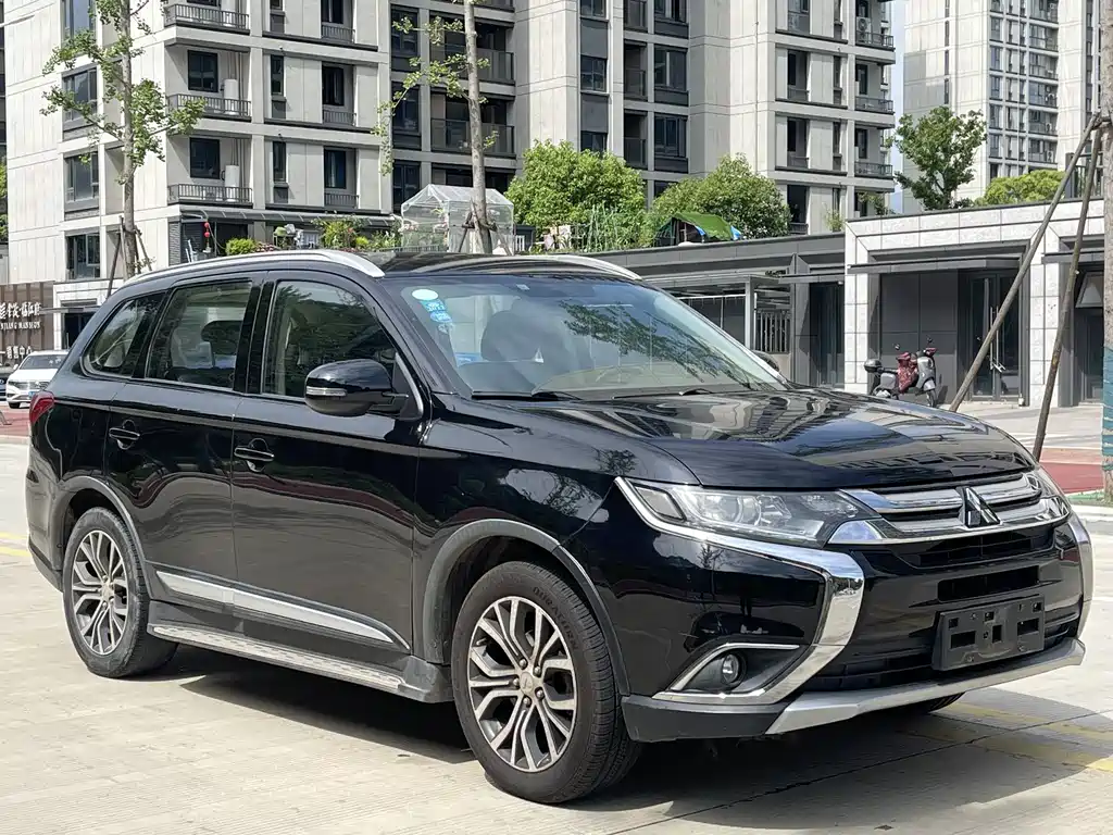 Outlander 2.0 L 2 WD Excellence 7-seat