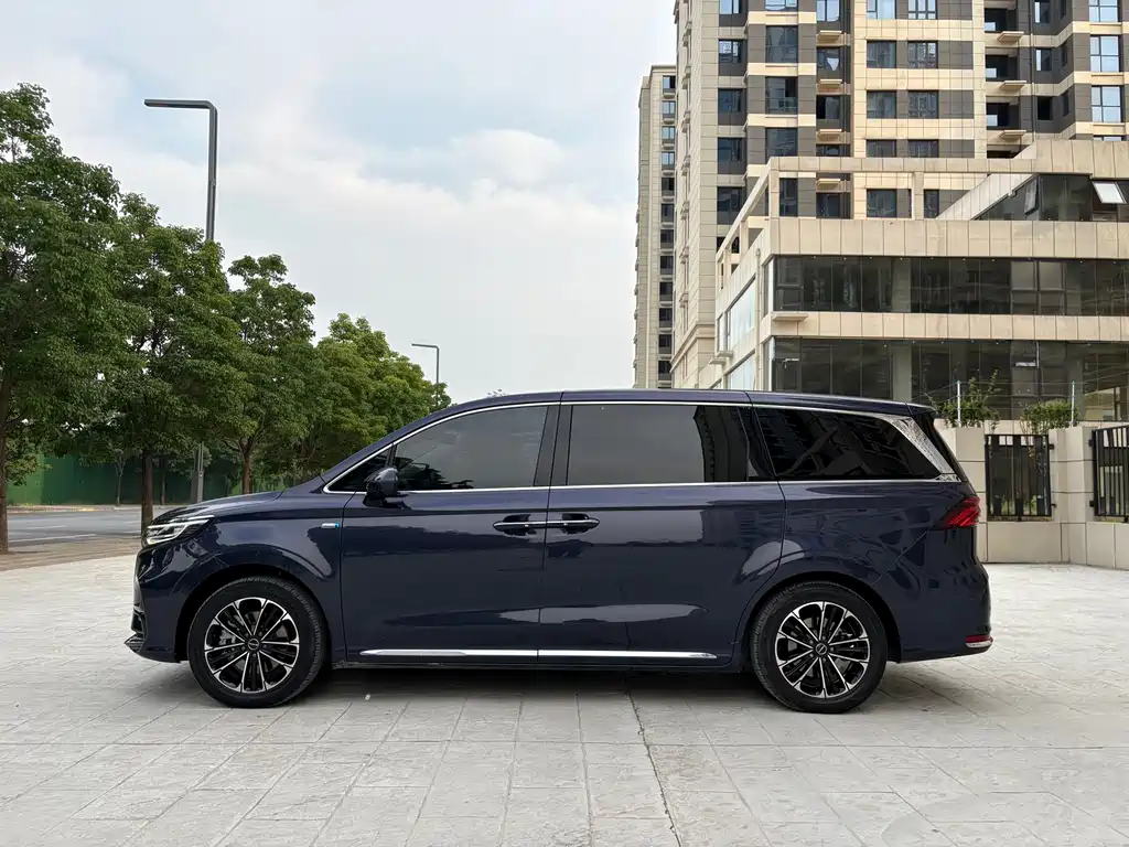 Roewe iMAX8 400 TGI Supreme Series Honored