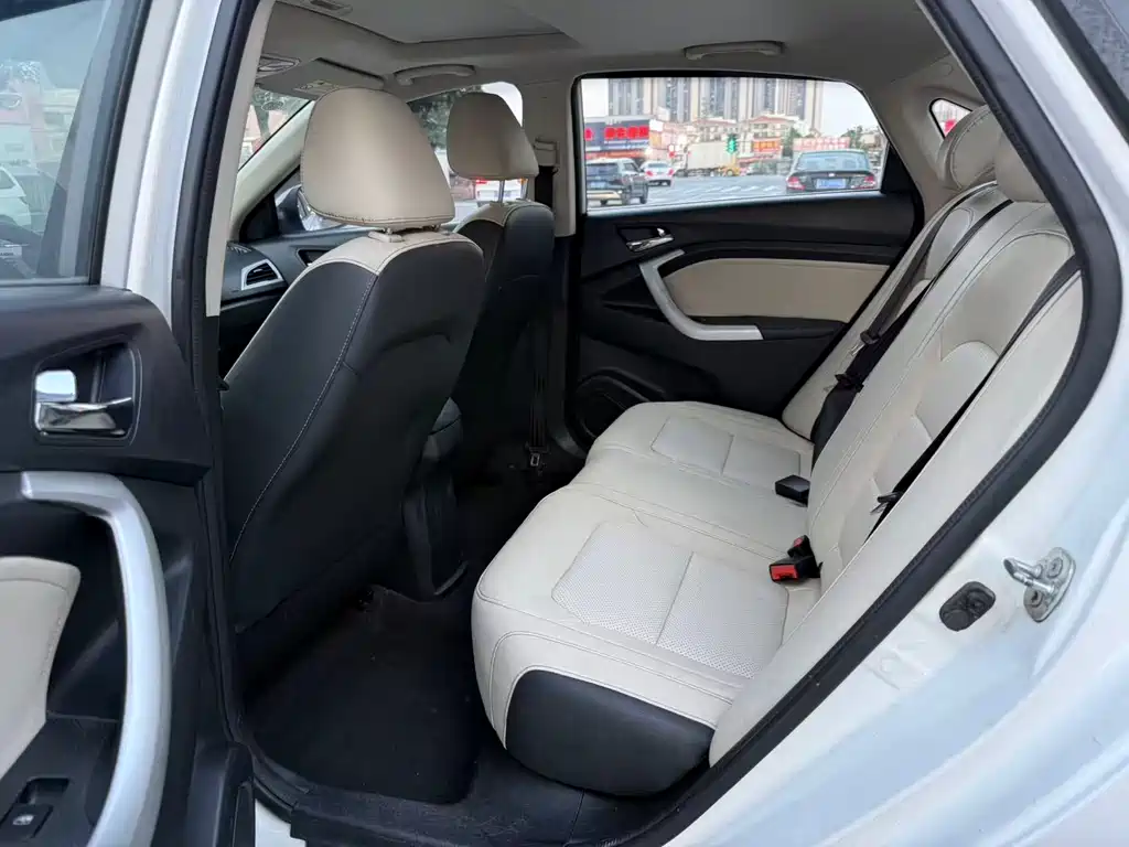 Yuexiang V7 1.6 L Auto Pleasure CN-V