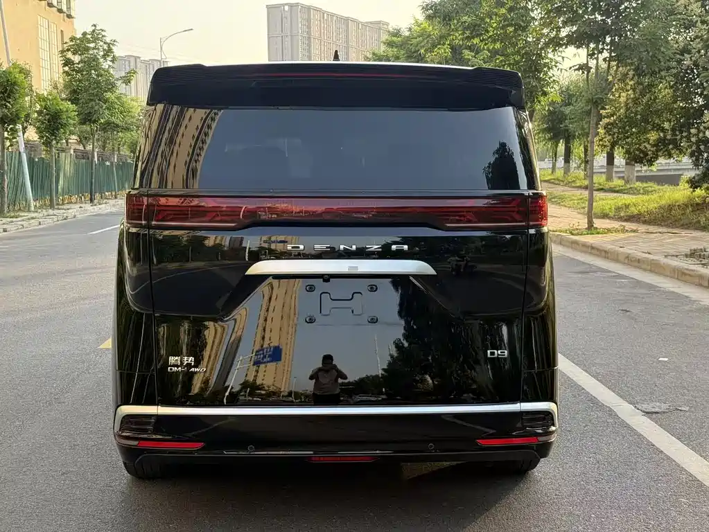 Denza D9 DM-i 970 4 WD Flagship