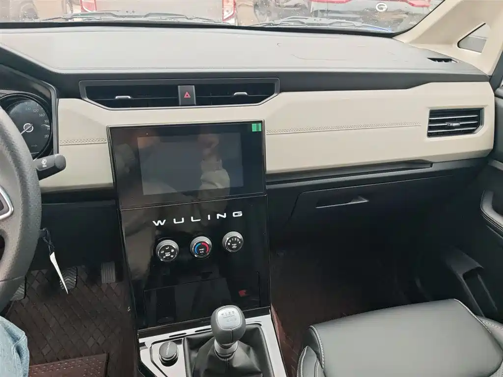Wuling Journey 1.5 T Manual Luxury