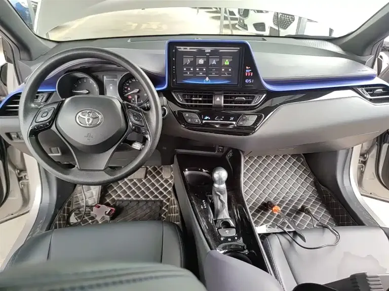Toyota C-HR 2.0 L Leading