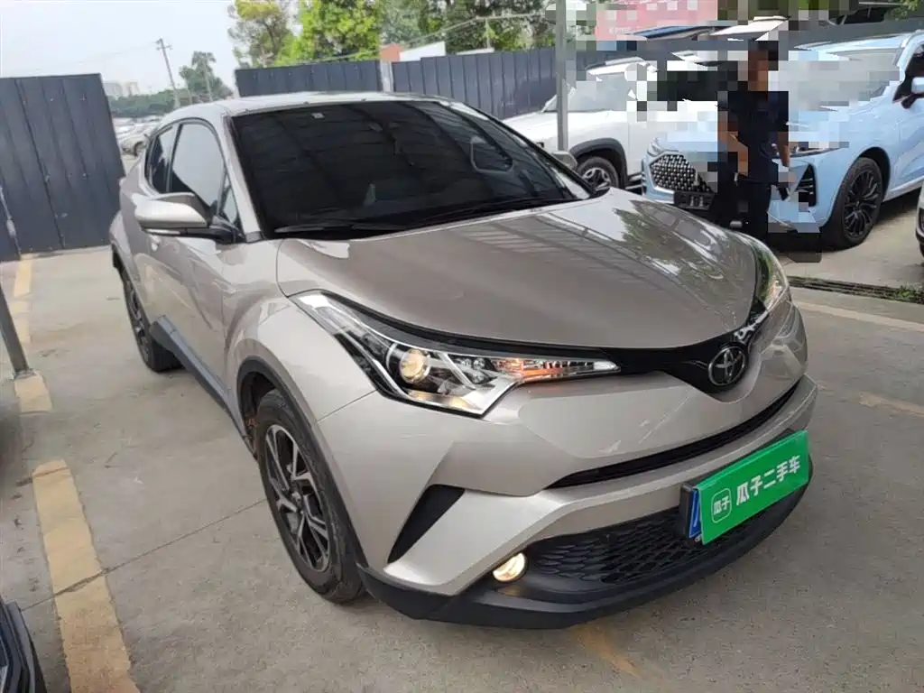 Toyota C-HR 2.0 L Leading