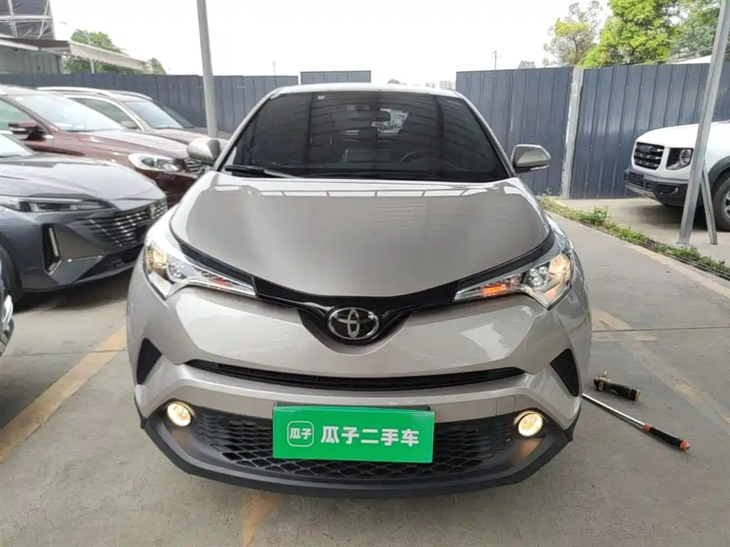 Toyota C-HR 2.0 L Leading