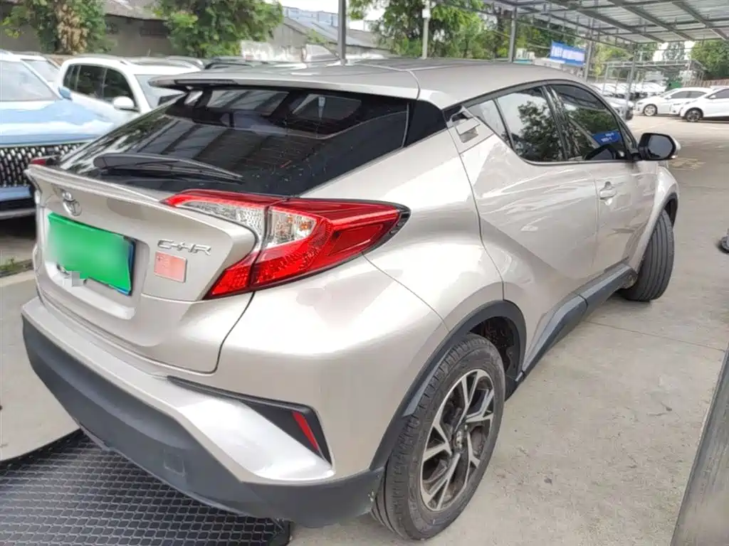 Toyota C-HR 2.0 L Leading