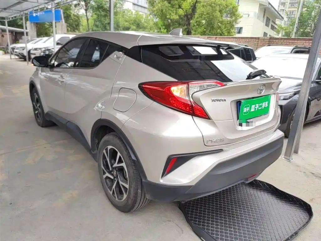 Toyota C-HR 2.0 L Leading