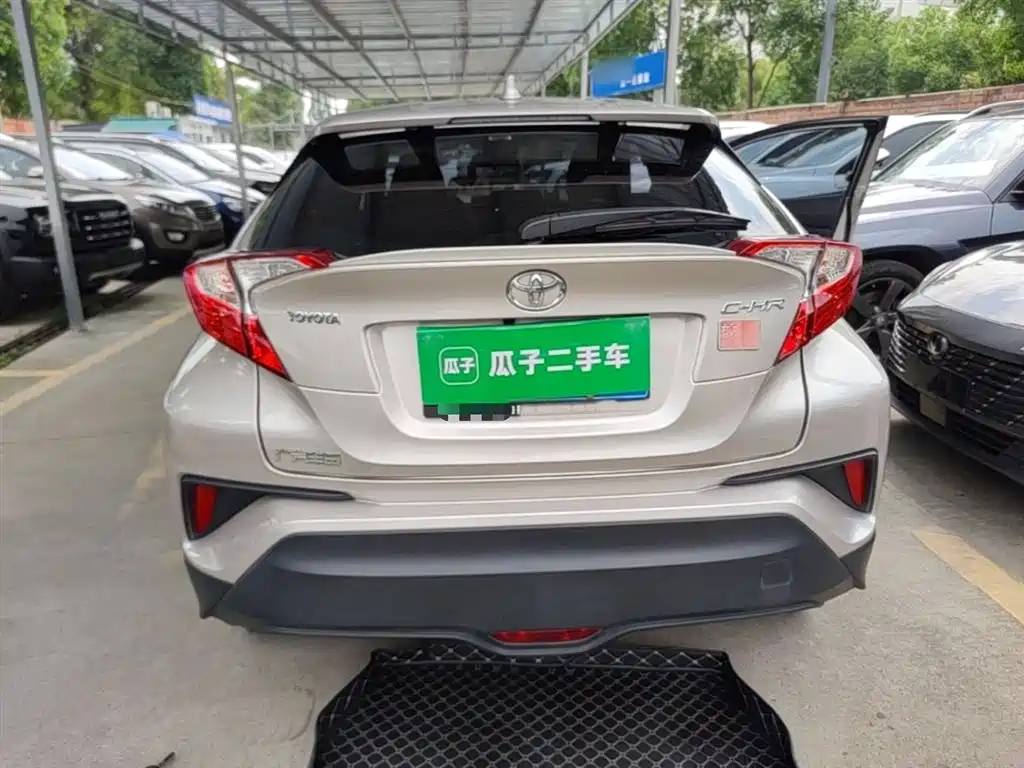 Toyota C-HR 2.0 L Leading