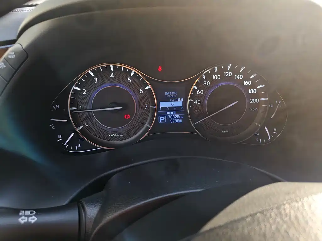 Infiniti QX80 5.6 L 4 WD
