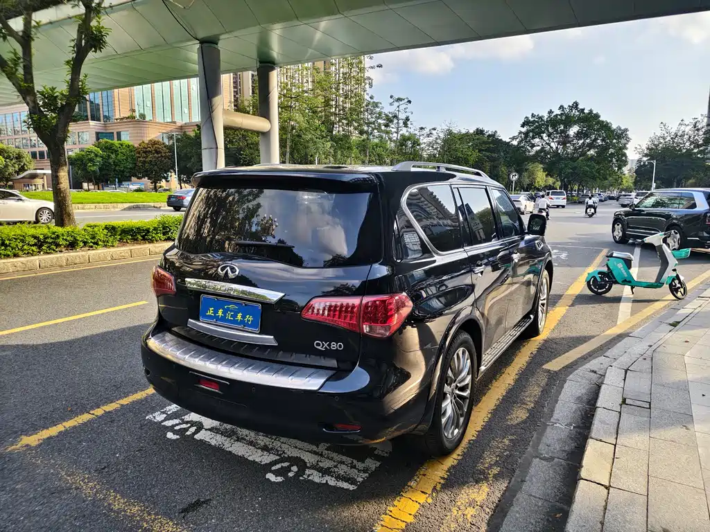 Infiniti QX80 5.6 L 4 WD