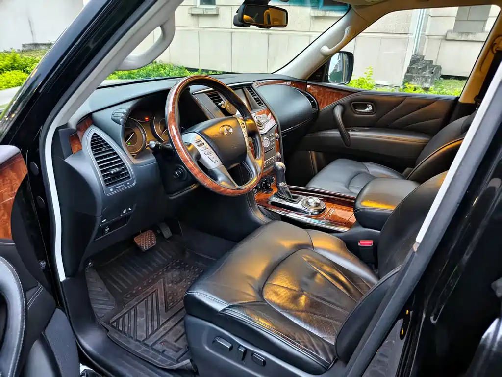 Infiniti QX80 5.6 L 4 WD
