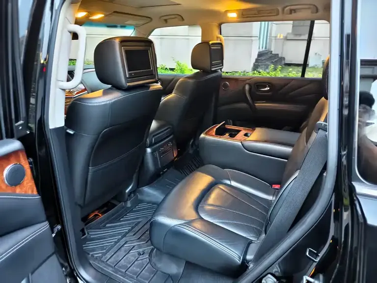 Infiniti QX80 5.6 L 4 WD