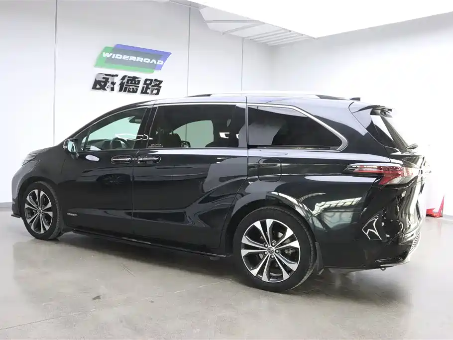 Granvia 2.5 L Hybrid Distinguished