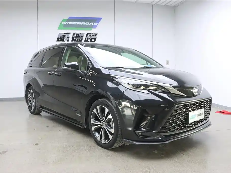 Granvia 2.5 L Hybrid Distinguished