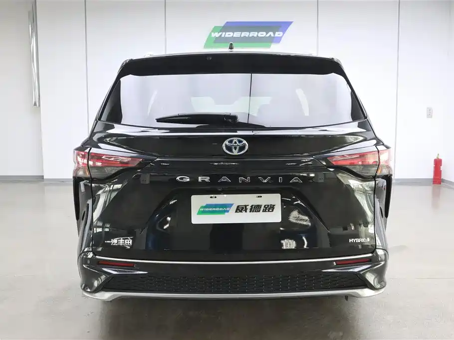 Granvia 2.5 L Hybrid Distinguished