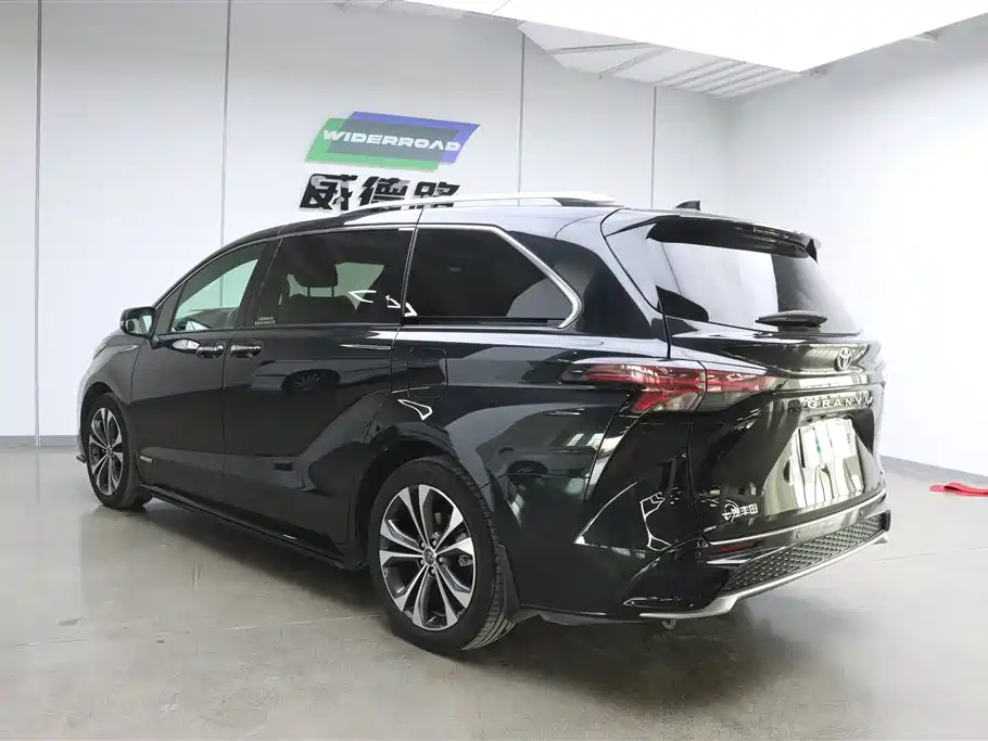Granvia 2.5 L Hybrid Distinguished