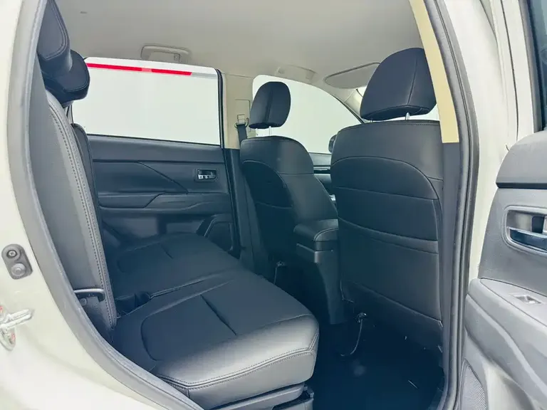 Mitsubishi Outlander 2.0 L 2 WD Smooth Travel 5-seat