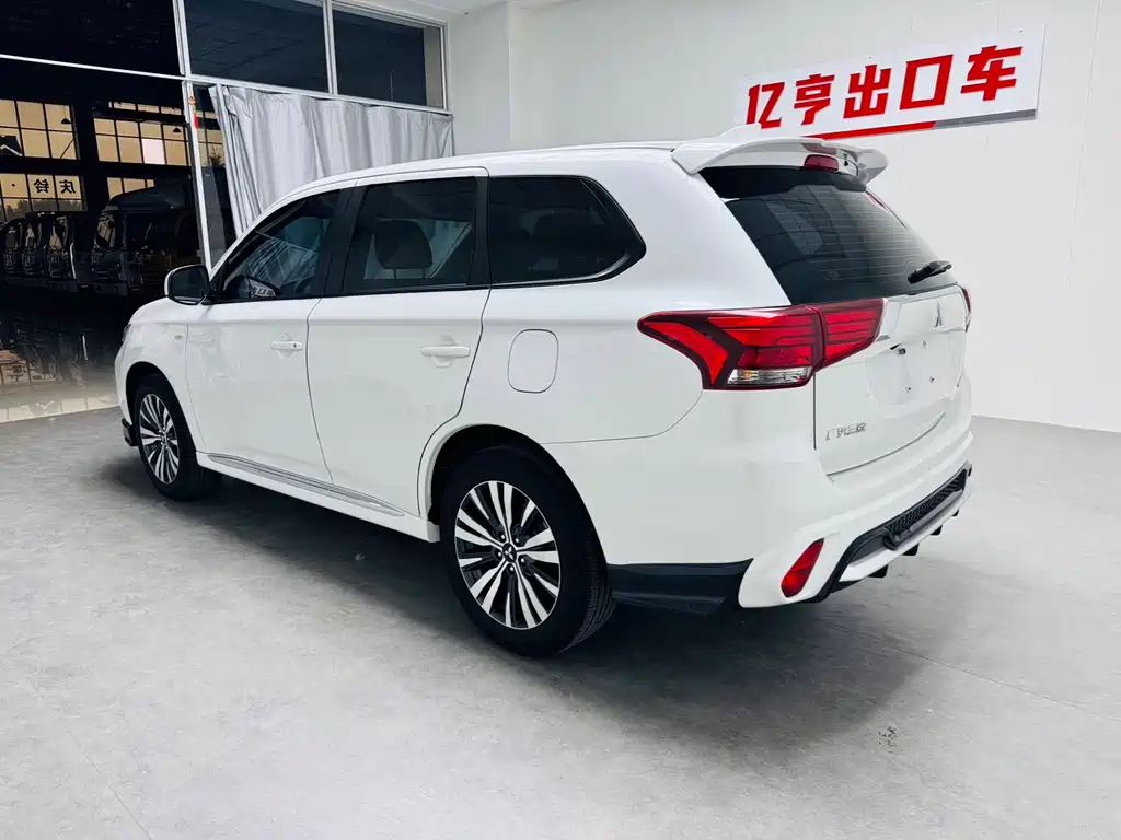 Outlander 2.0 L 2 WD Smooth Travel 5-seat