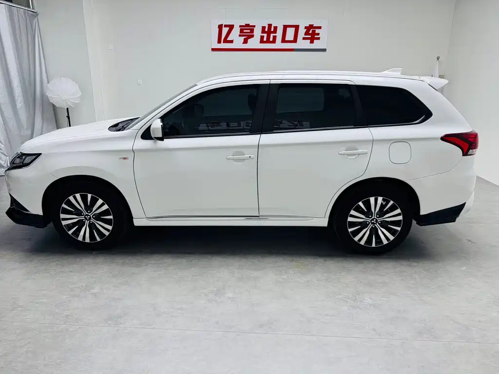 Outlander 2.0 L 2 WD Smooth Travel 5-seat