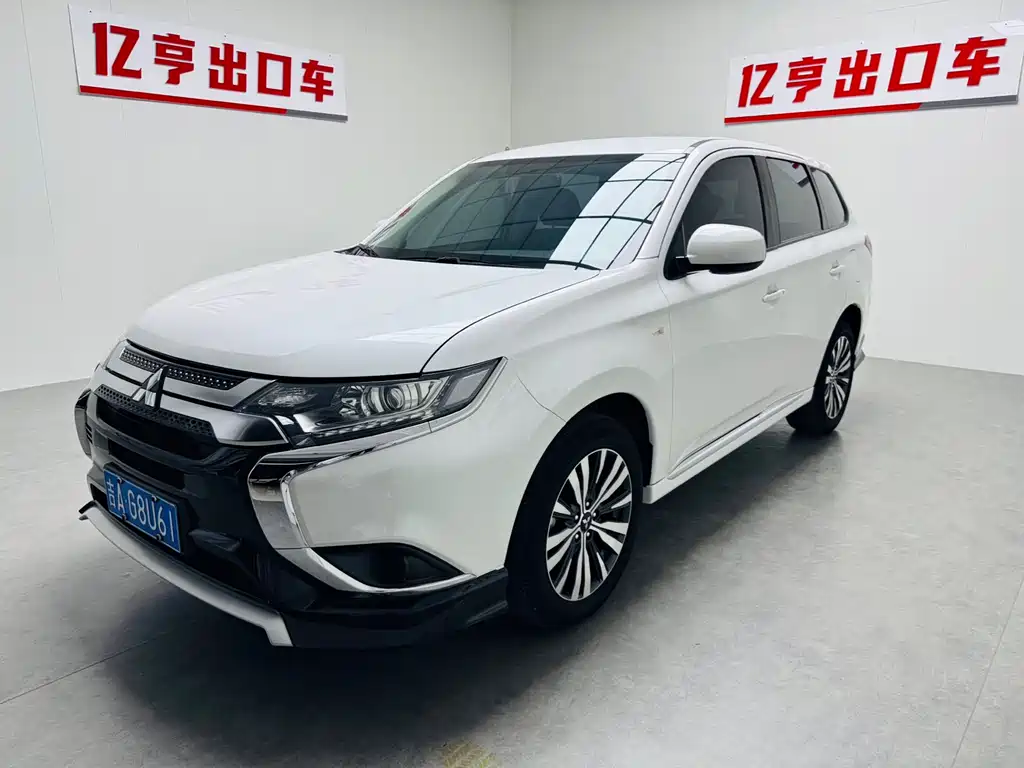 Outlander 2.0 L 2 WD Smooth Travel 5-seat