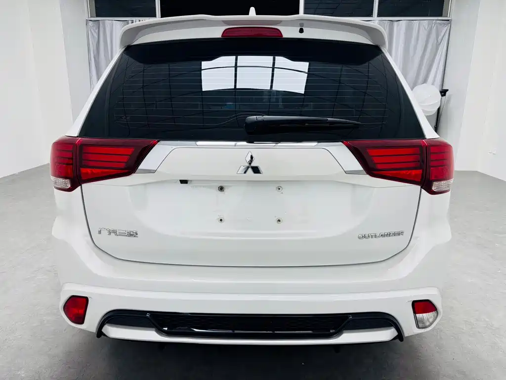 Outlander 2.0 L 2 WD Smooth Travel 5-seat