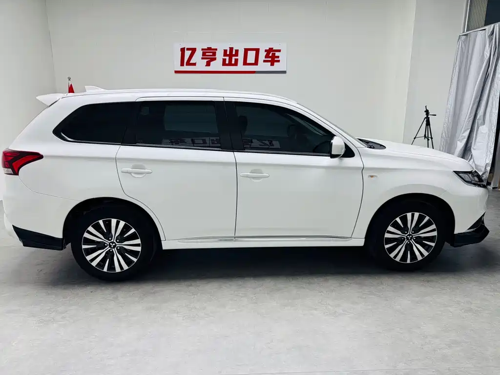 Outlander 2.0 L 2 WD Smooth Travel 5-seat