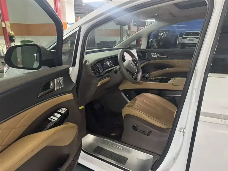 Denza D9 DM-i 970 4 WD Flagship