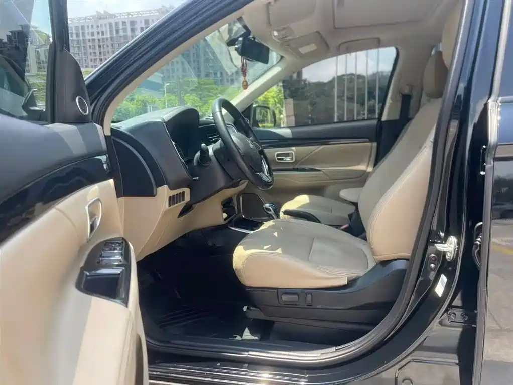 Outlander 2.0 L 2 WD Glory 5-seat