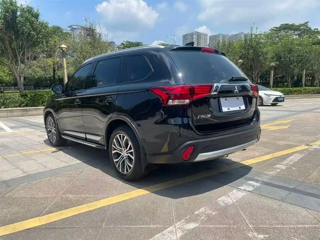 Outlander 2.0 L 2 WD Glory 5-seat
