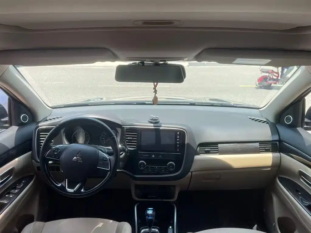 Outlander 2.0 L 2 WD Glory 5-seat