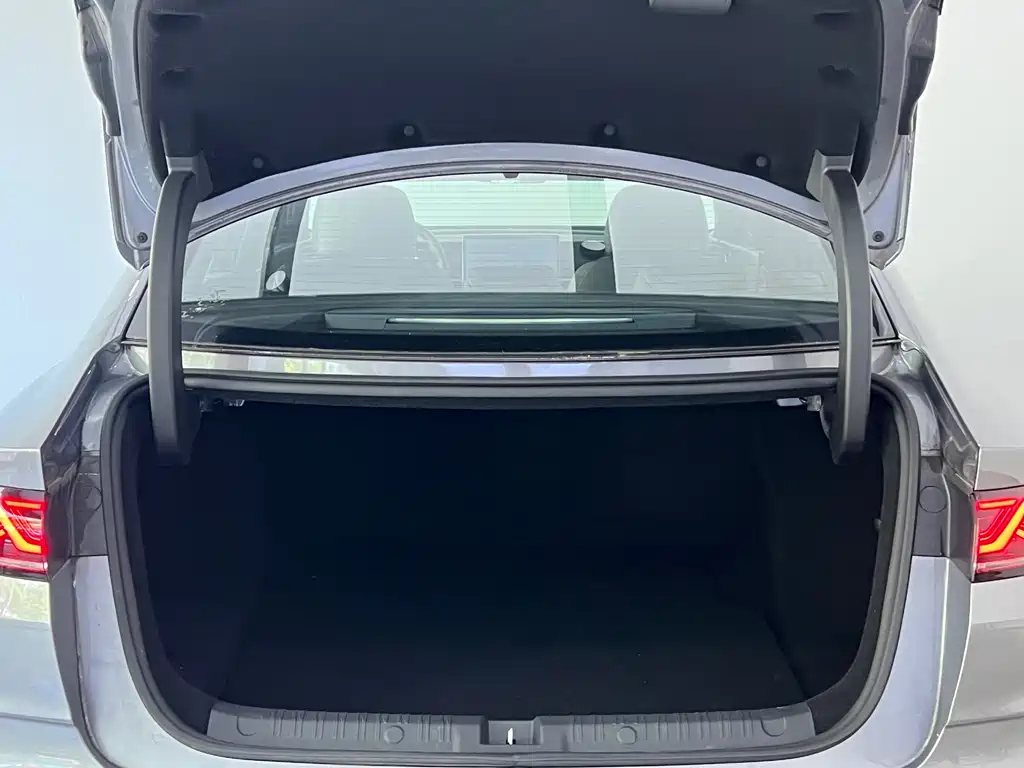 Qin L DM-i Smart Drive 120 KM Leading