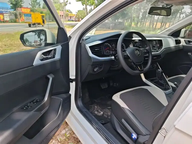 Volkswagen Polo Plus 1.5 L Auto Colorful Tech
