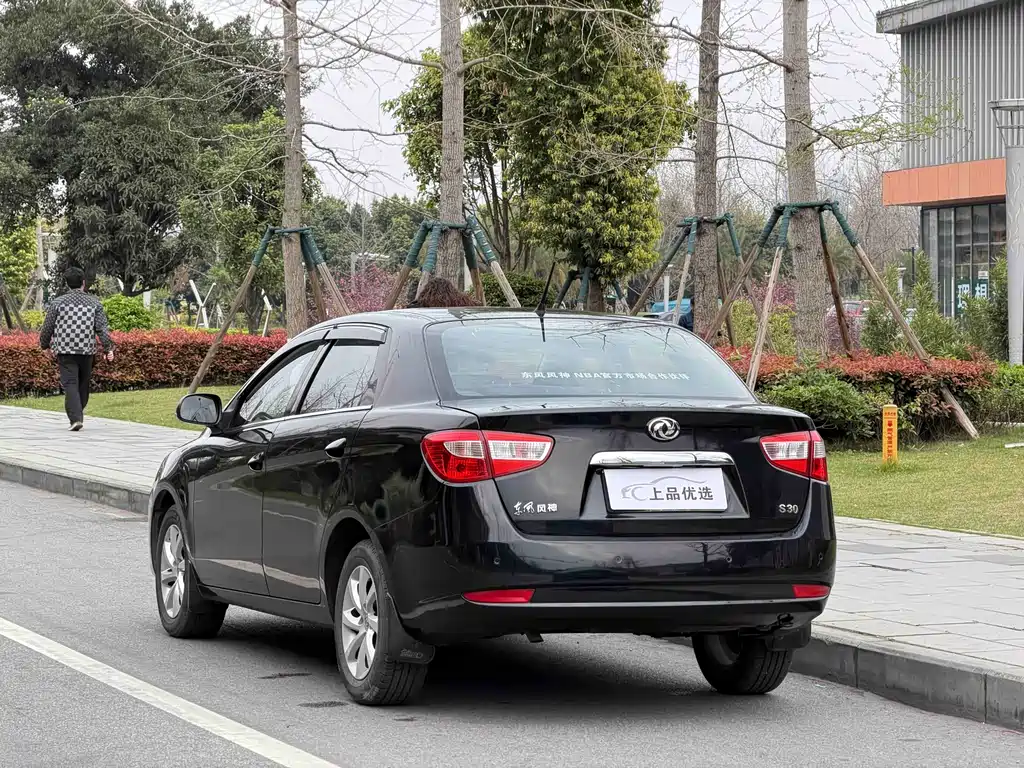 Dongfeng Fengshen S30 东风风神S30 2011款 1.6 L 手动尊贵型