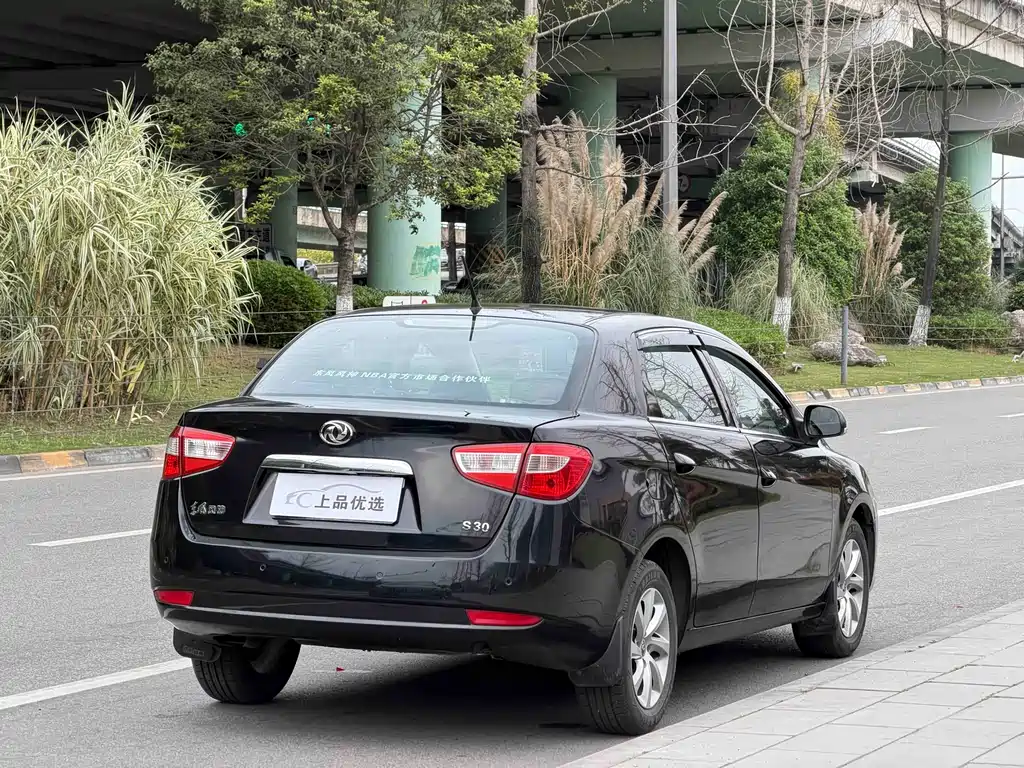 Dongfeng Fengshen S30 东风风神S30 2011款 1.6 L 手动尊贵型