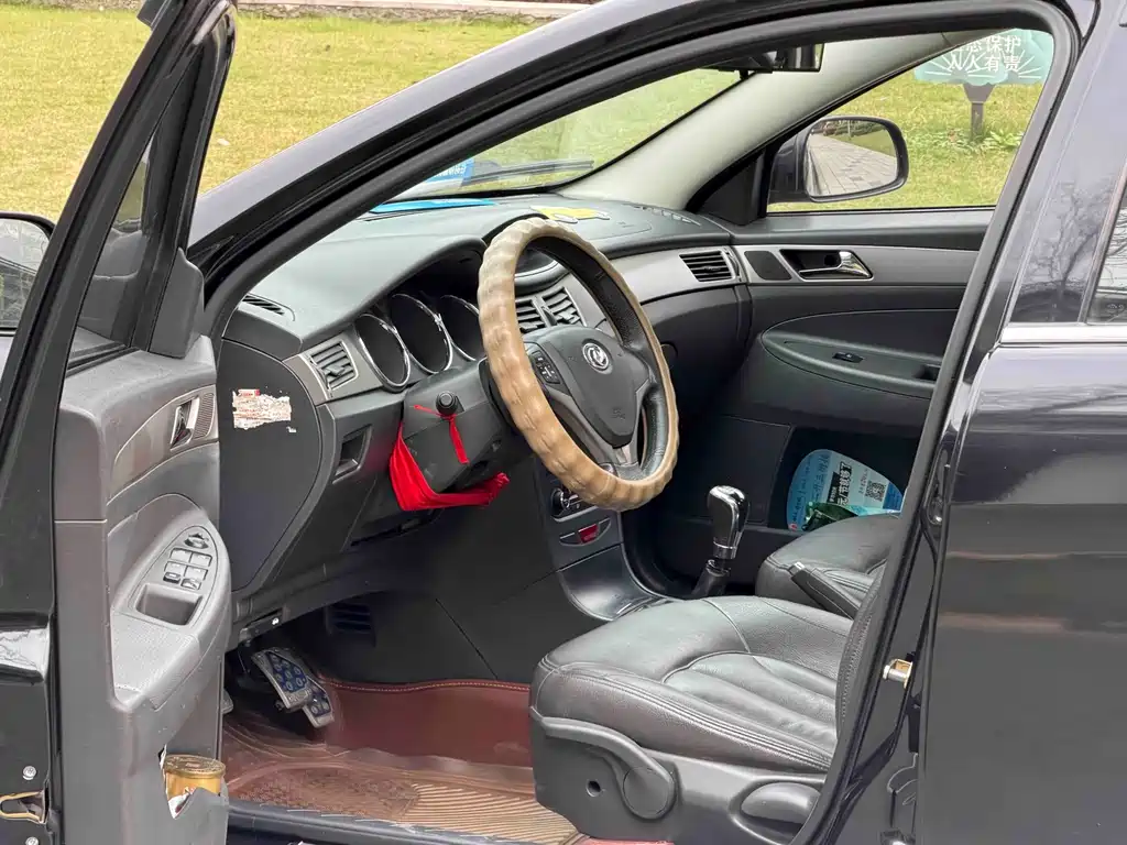 Dongfeng Fengshen S30 东风风神S30 2011款 1.6 L 手动尊贵型