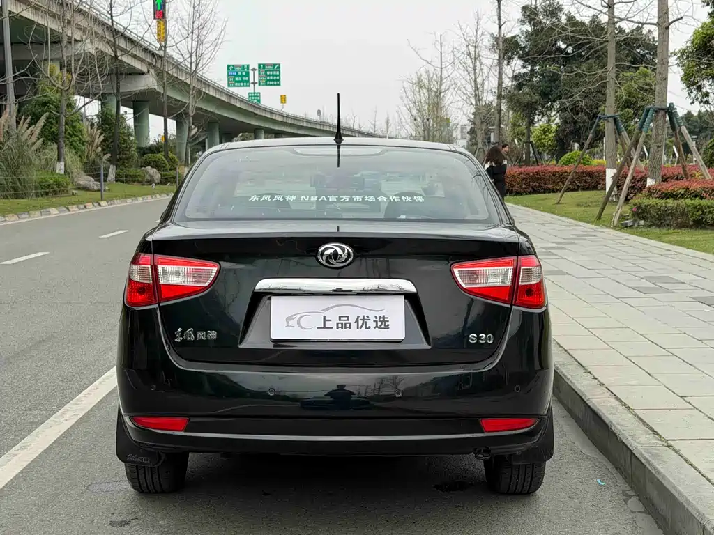 Dongfeng Fengshen S30 东风风神S30 2011款 1.6 L 手动尊贵型