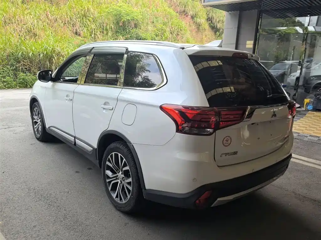 Outlander 2.0 L 2 WD Glory 5-seat