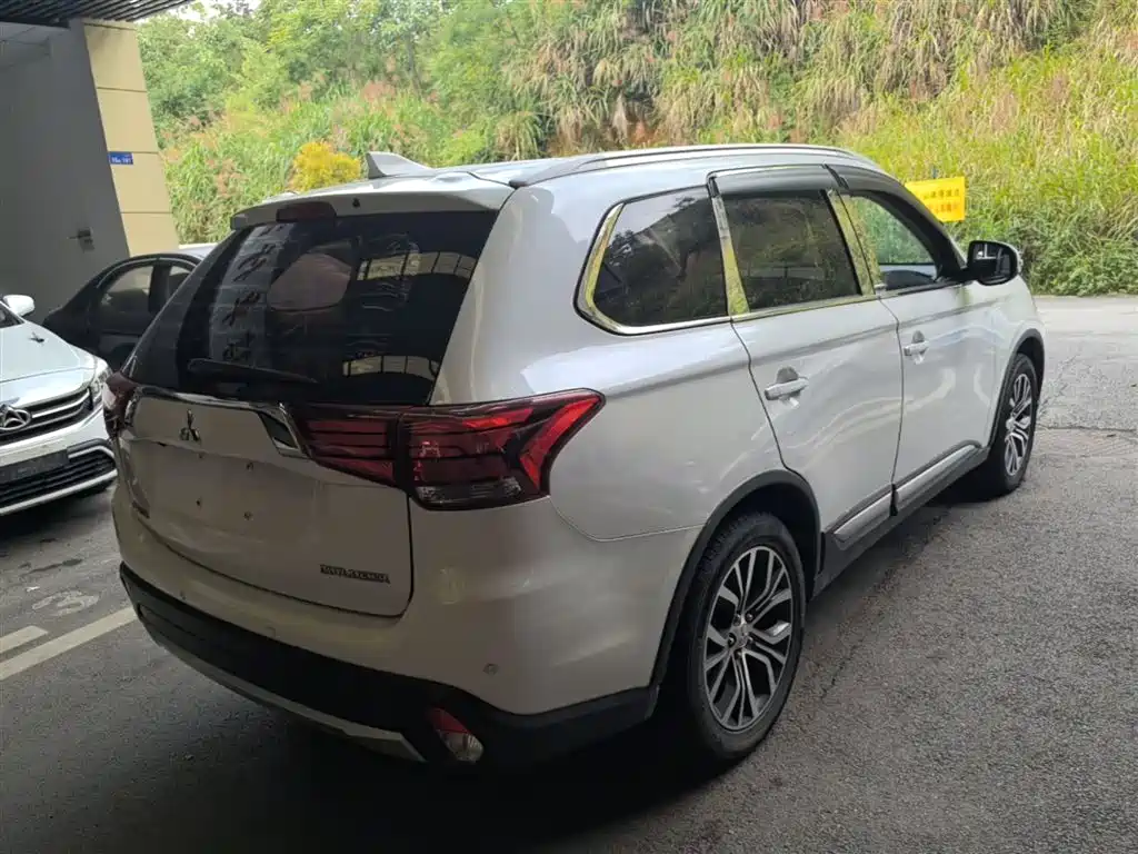 Outlander 2.0 L 2 WD Glory 5-seat