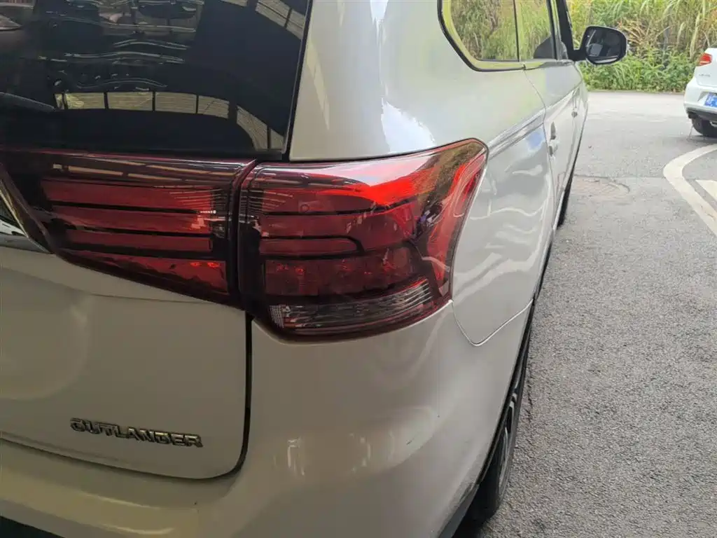 Outlander 2.0 L 2 WD Glory 5-seat