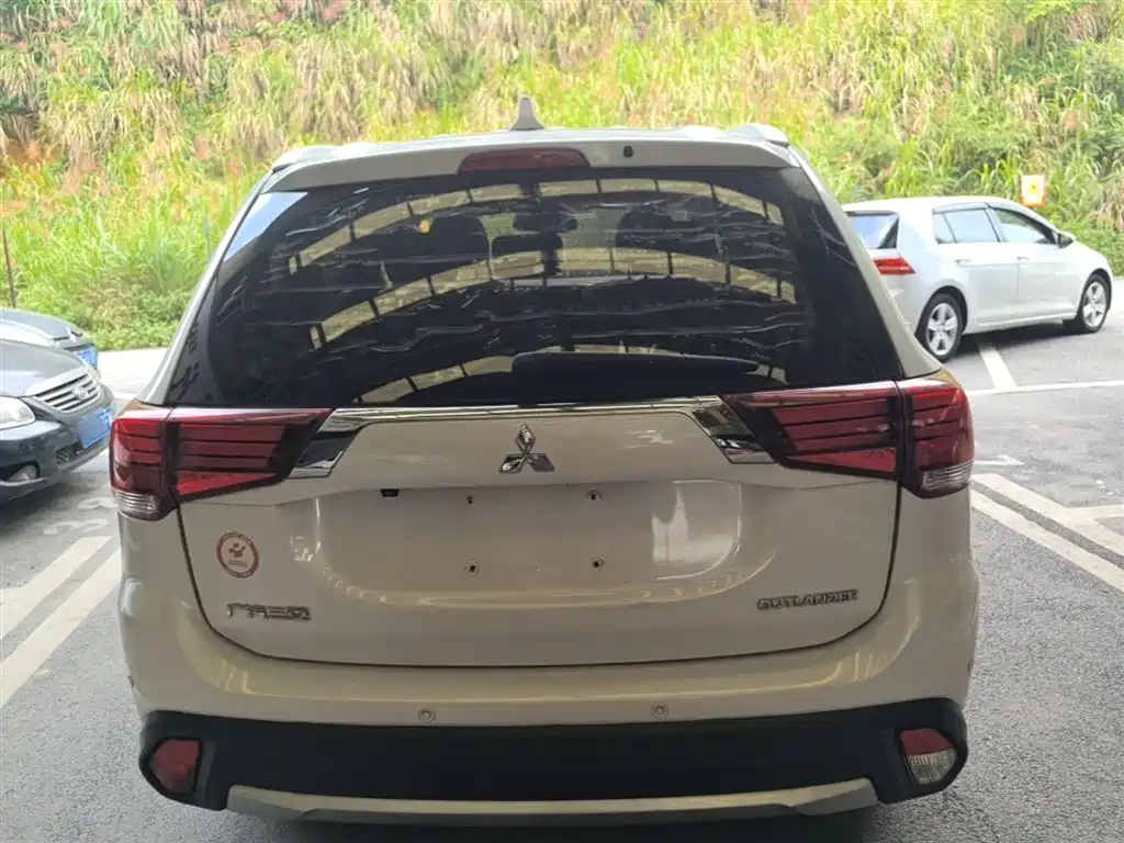 Outlander 2.0 L 2 WD Glory 5-seat