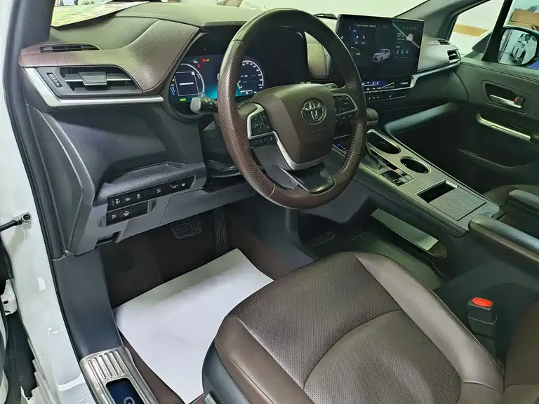 Toyota Granvia 2.5 L Hybrid Distinguished PLUS 4 WD