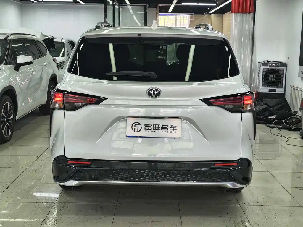 Granvia 2.5 L Hybrid Distinguished PLUS 4 WD