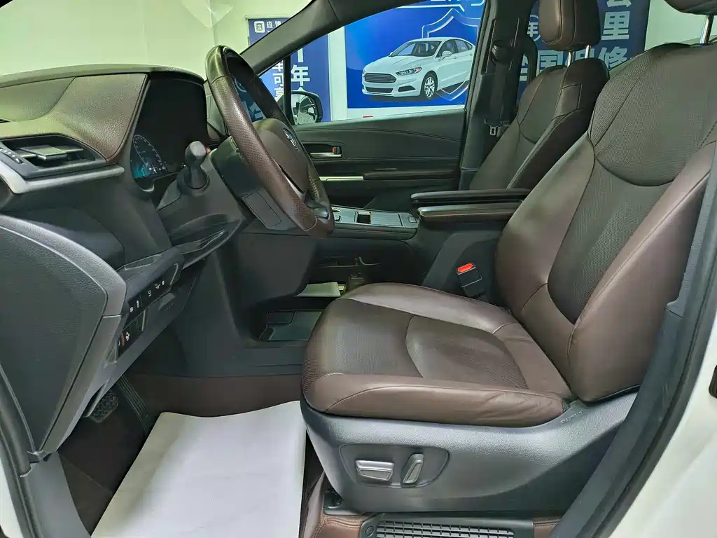 Granvia 2.5 L Hybrid Distinguished PLUS 4 WD