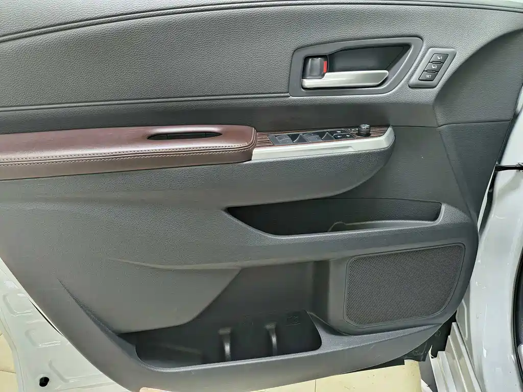 Granvia 2.5 L Hybrid Distinguished PLUS 4 WD