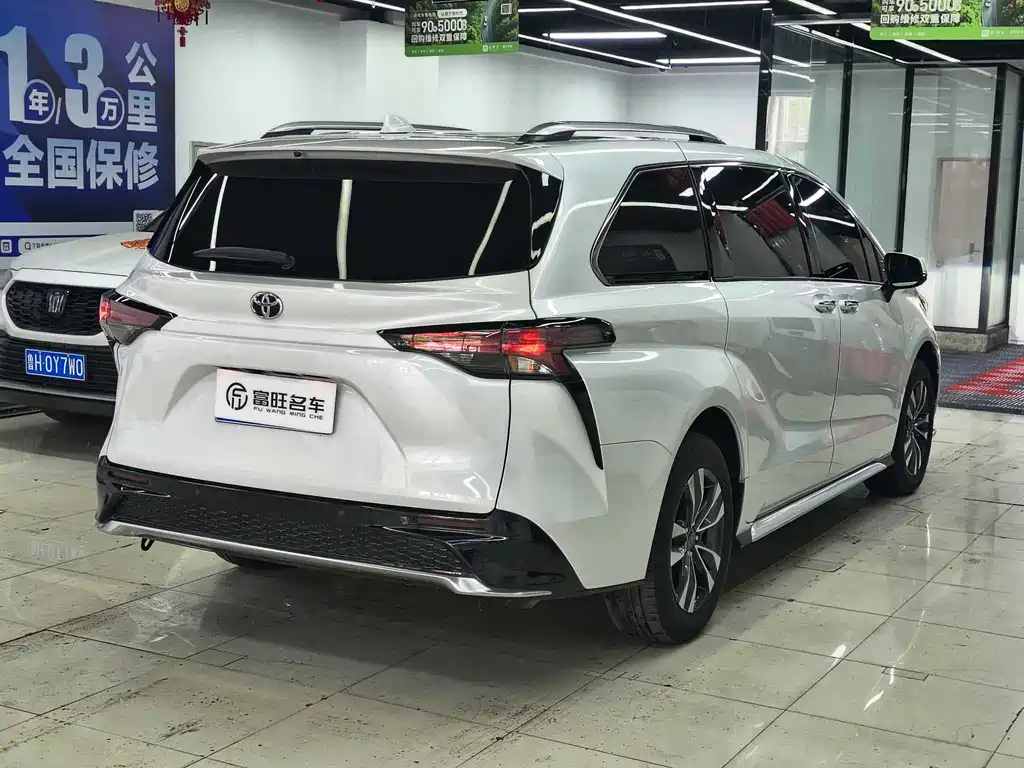 Granvia 2.5 L Hybrid Distinguished PLUS 4 WD