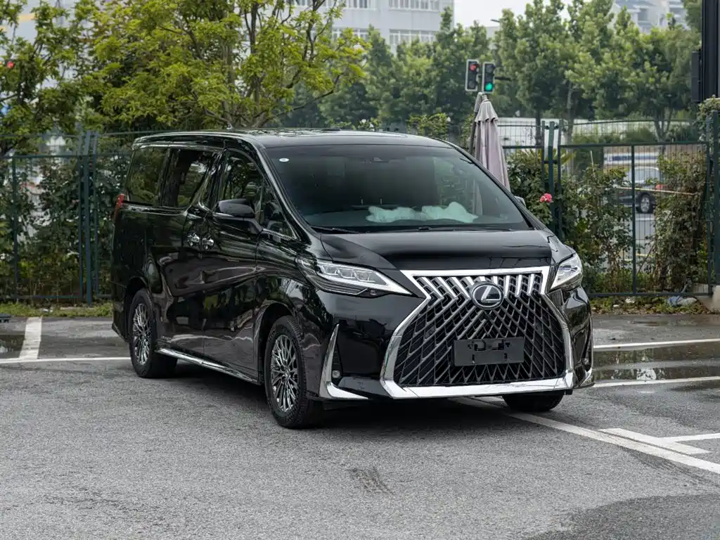 Lexus LM 300 h 4-seat Royal World