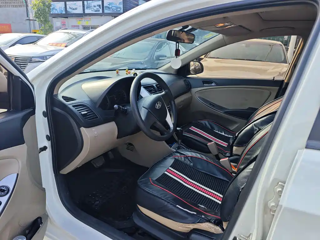 Accent 1.4 L Auto Leading GLX