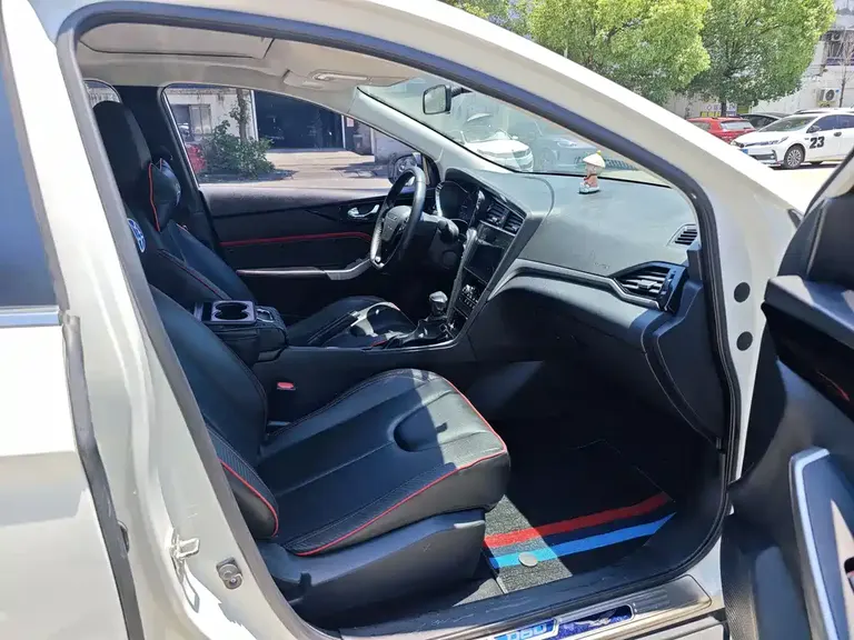 Venucia D60 启辰D60 2018款 1.6 L CVT智联豪华版