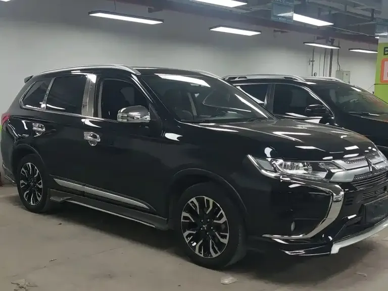 Mitsubishi Outlander 2.0 L 2 WD Smooth Enjoyment 7-seat