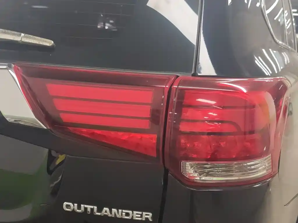 Outlander 2.0 L 2 WD Smooth Enjoyment 7-seat