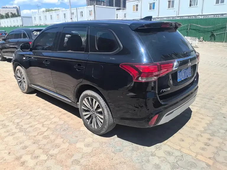 Mitsubishi Outlander Facelift 2.0 L 2 WD Smooth Travel 5-seat